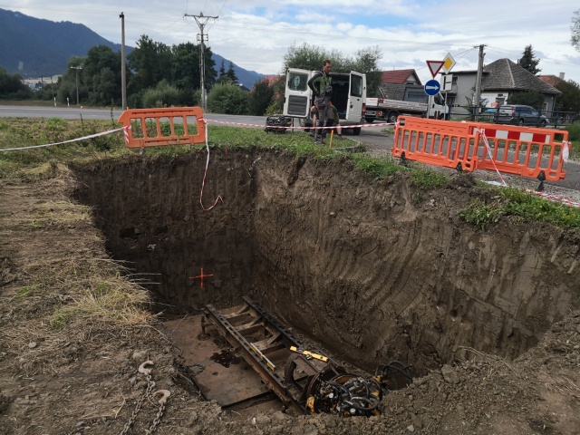 Pretlak hlavnej kanalizačnej vetvy popod cestu a železničnú trať