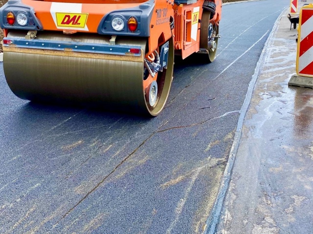 Asfaltovanie odbočovacieho pruhu od Podbrezín (video záznam)